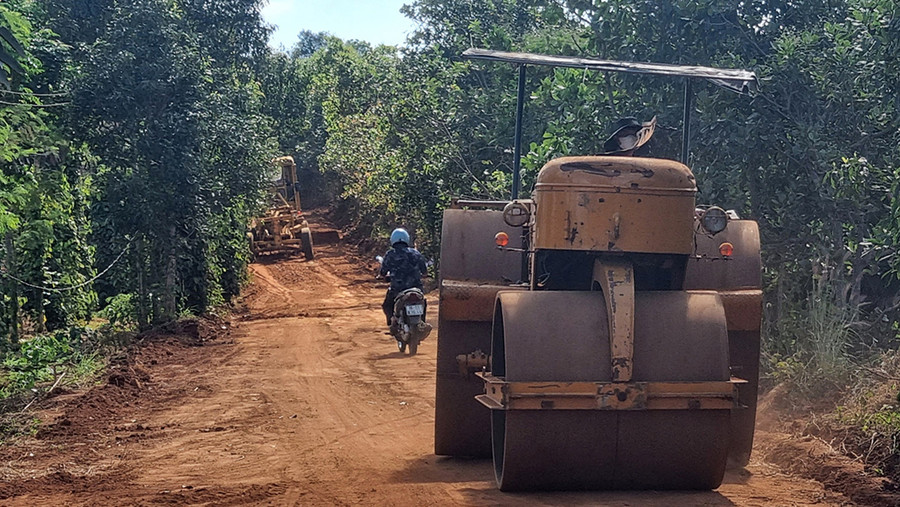 Sau khi tuyến đường hoàn thành sẽ giúp việc đi lại, vận chuyển hàng hóa của người dân được thuận lợi hơn. Ảnh: Hà Phương Sau khi tuyến đường hoàn thành sẽ giúp việc đi lại, vận chuyển hàng hóa của người dân được thuận lợi hơn. Ảnh: Hà Phương