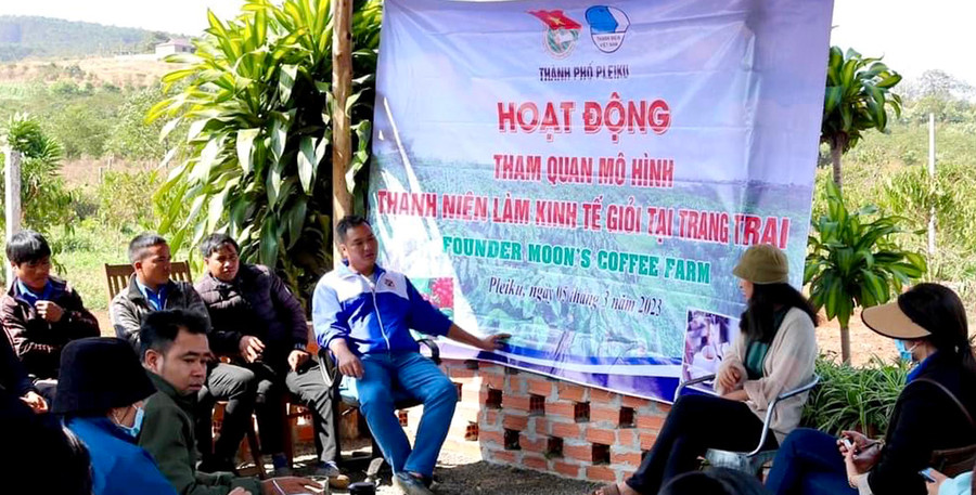 Đoàn viên, thanh niên trao đổi, tìm hiểu nông trại của chị Trần Thị Kim Phùng Thủy. Ảnh M.N