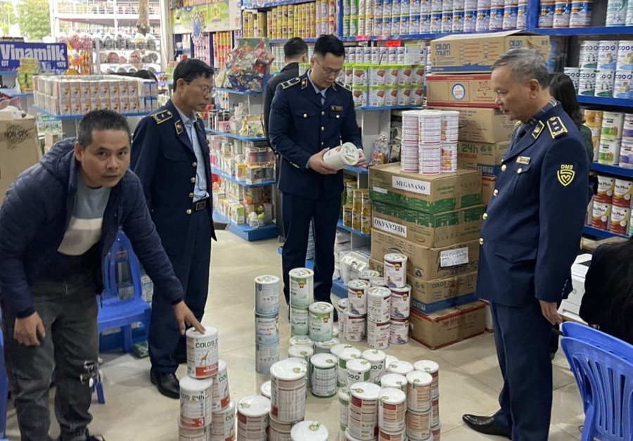 Lực lượng chức năng kiểm tra hàng hóa có dấu hiệu vi phạm. (Ảnh: PV/Vietnam+) Lực lượng chức năng kiểm tra hàng hóa có dấu hiệu vi phạm. (Ảnh: PV/Vietnam+)