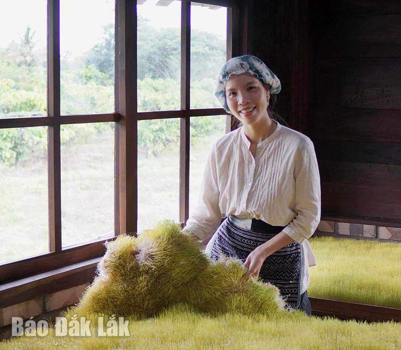 Chị Loan thu hoạch mầm lúa (một công đoạn làm mạch nha).