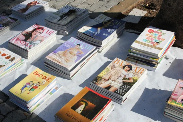 Những cuốn sách cũ được ông Quang sắp xếp ngay ngắn trên vỉa hè. Ảnh: THÁI THANH Những cuốn sách cũ được ông Quang sắp xếp ngay ngắn trên vỉa hè. Ảnh: THÁI THANH