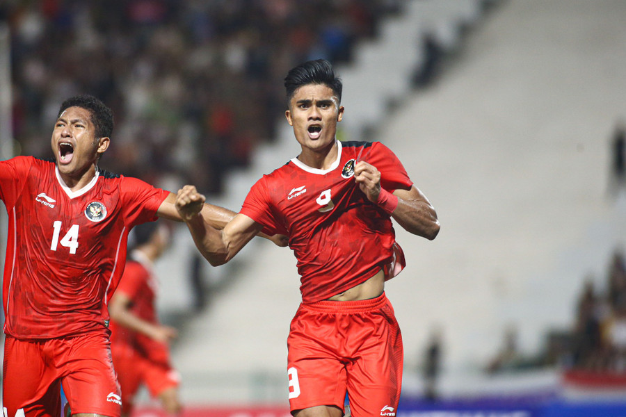 U.22 Indonesia dẫn trước U.22 Thái Lan 2-0 sau hiệp 1 trận chung kết SEA Games 32. Ảnh: Hà Phương