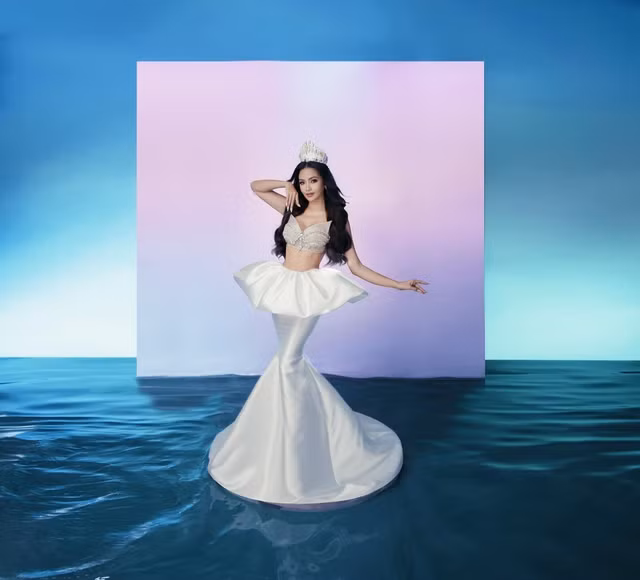 Trong bộ ảnh kỷ niệm 1 năm đăng quang, Ngọc Châu chọn chiếc váy trắng, khoe nhan sắc rạng rỡ bên vương miện. Cô hướng đến sự mềm mại, gửi gắm thông điệp về bước chuyển mình mới mẻ. Ngọc Châu chia sẻ: “Hành trình này dạy cho Châu nhiều điều về bản lĩnh, về mục tiêu, về sự biết ơn và về cả cách làm sao để yêu thương, sẻ chia với người khác nhiều hơn”. Ảnh: Huỳnh Trí Nghĩa