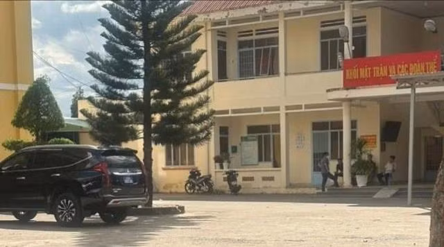 Các cơ quan chức năng đến trụ sở UBND xã Lộc Nga để làm rõ vụ việc Chủ tịch xã này tử vong. Ảnh CTV