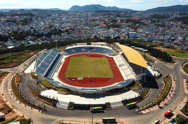 Toàn cảnh sân vận động Đà Lạt nhìn về một góc thành phố.