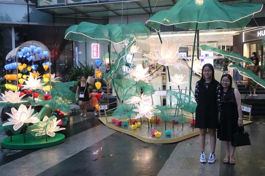 Trung thu là tết thiếu nhi, vì sao người lớn lại đi chơi nhiều? - Ảnh 9. Một số trung tâm thương mại trang trí trung thu rực rỡ. Ảnh: PHÚC KHA