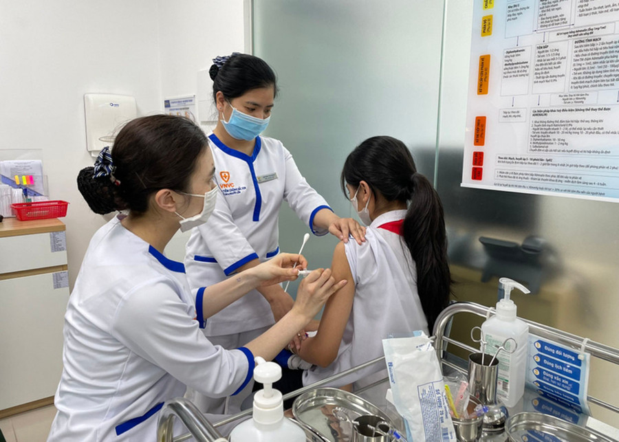 Một bé gái tiêm vắc xin phòng bệnh dại tại Trung tâm tiêm chủng VNVC Pleiku (Gia Lai). Ảnh đơn vị cung cấp