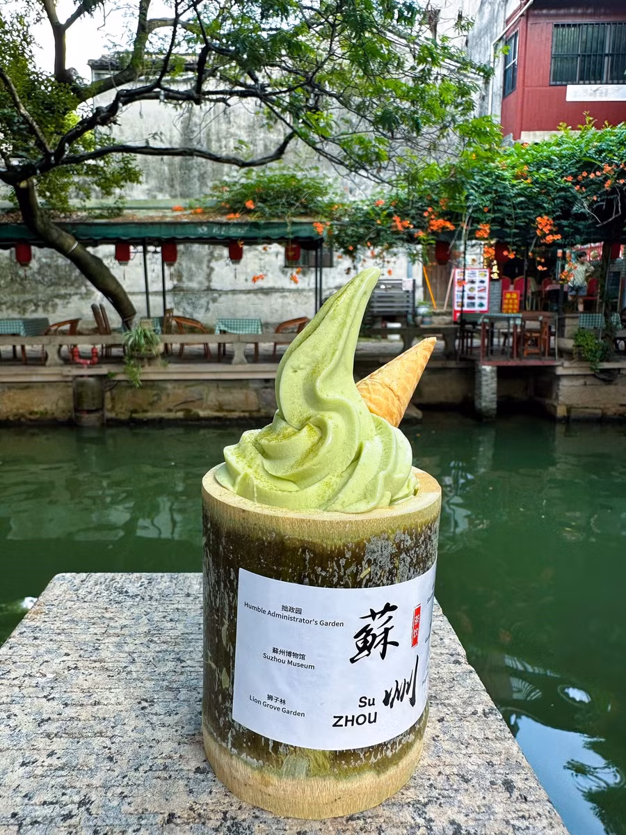 Ở cổ trấn này, du khách cũng có thể thưởng thức món kem trúc mát lạnh, giá 20-25 tệ, giữa thời tiết mùa hè nắng nóng.