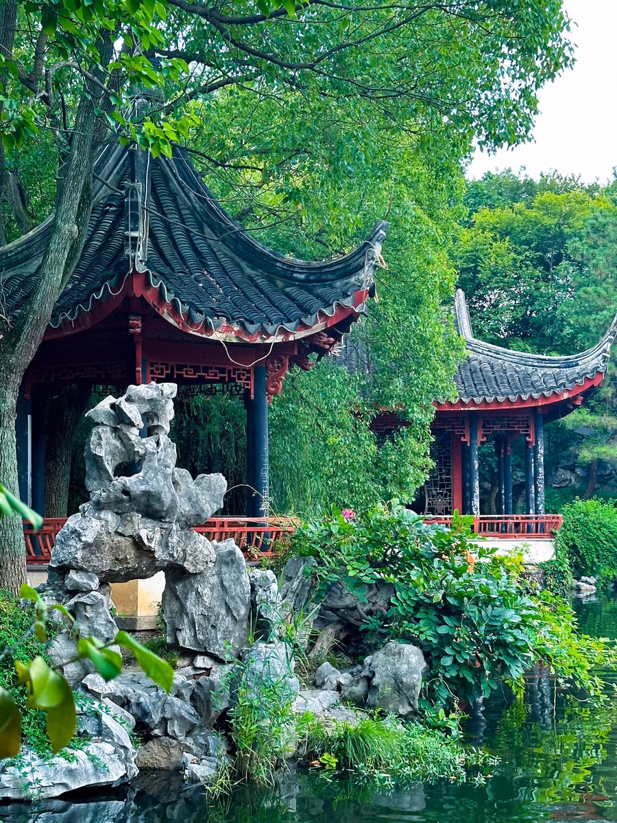 Đồng Lý còn có Thoái Tư Viên, một vườn cổ điển Tô Châu xây dựng từ 1885-1887, một phần của Tô Châu Viêm Lâm - di sản thế giới được UNESCO công nhận.