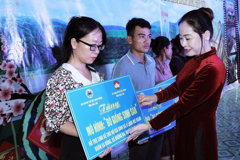 Các doanh nghiệp đồng hành cùng Bộ đội biên phòng tỉnh Đắk Lắk tặng mô hình &quot;Bò giống sinh sản&quot; hỗ trợ sinh kế cho phụ nữ nghèo ở vùng biên giới.