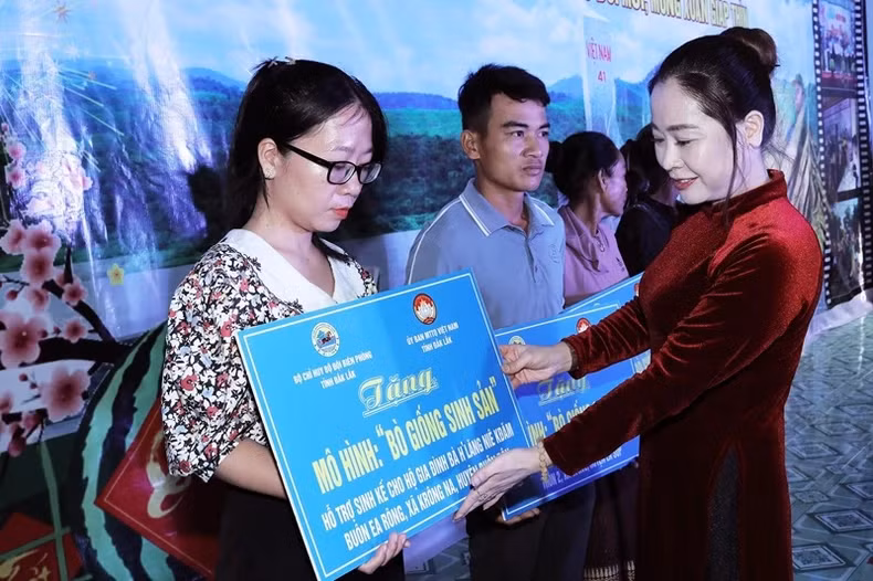 Các doanh nghiệp đồng hành cùng Bộ đội biên phòng tỉnh Đắk Lắk tặng mô hình "Bò giống sinh sản" hỗ trợ sinh kế cho phụ nữ nghèo ở vùng biên giới.