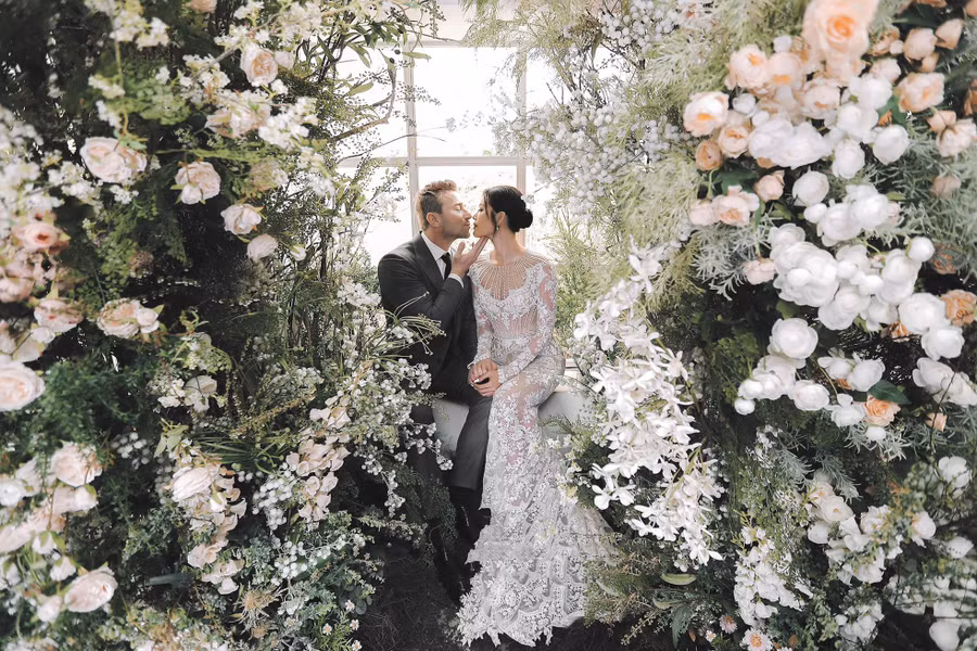 "Sau những biến động lớn của cuộc đời, tôi cảm nhận được sự chân thành, tử tế và sẵn sàng lắng nghe từ Chris. Chúng tôi ở bên nhau là duyên nợ, cả hai phải giữ chặt hạnh phúc của mình", Minh Tú nói.