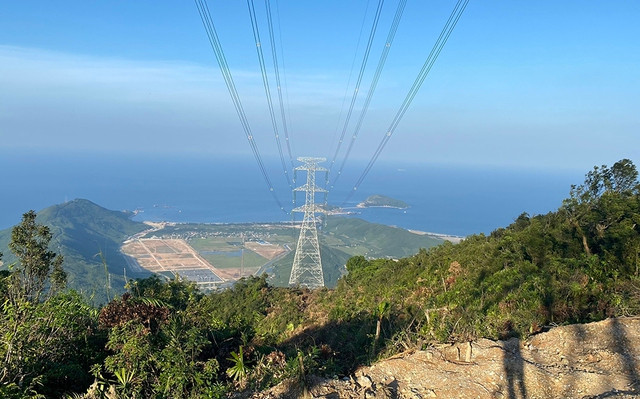Thủ tướng Chính phủ yêu cầu đường dây 500 kV mạch 3 đưa vào khai thác chậm nhất vào ngày 30-6. Ảnh: VGP/Toàn Thắng Thủ tướng Chính phủ yêu cầu đường dây 500 kV mạch 3 đưa vào khai thác chậm nhất vào ngày 30-6. Ảnh: VGP/Toàn Thắng