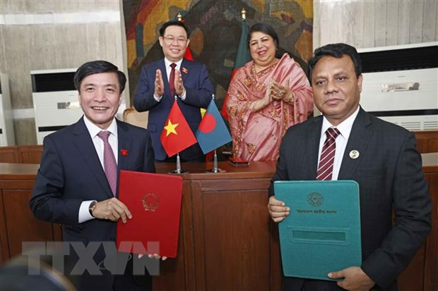 Chủ tịch Quốc hội Vương Đình Huệ và Chủ tịch Quốc hội Shirin Sharmin Chaudhury chứng kiến Lãnh đạo Văn phòng Quốc hội hai nước Ký bản ghi nhớ về Hợp tác giữa hai Văn phòng Quốc hội. (Ảnh: Doãn Tấn/TTXVN) Chủ tịch Quốc hội Vương Đình Huệ và Chủ tịch Quốc hội Shirin Sharmin Chaudhury chứng kiến Lãnh đạo Văn phòng Quốc hội hai nước Ký bản ghi nhớ về Hợp tác giữa hai Văn phòng Quốc hội. (Ảnh: Doãn Tấn/TTXVN)