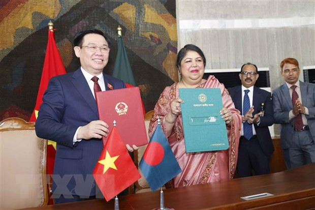 Chủ tịch Quốc hội Vương Đình Huệ và Chủ tịch Quốc hội Shirin Sharmin Chaudhury ký Bản ghi nhớ về Hợp tác giữa hai Quốc hội. (Ảnh: Doãn Tấn/TTXVN) Chủ tịch Quốc hội Vương Đình Huệ và Chủ tịch Quốc hội Shirin Sharmin Chaudhury ký Bản ghi nhớ về Hợp tác giữa hai Quốc hội. (Ảnh: Doãn Tấn/TTXVN)