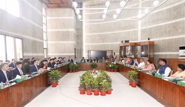 Chủ tịch Quốc hội Vương Đình Huệ hội đàm với Chủ tịch Quốc hội Bangladesh Shirin Sharmin Chaudhury. (Ảnh: Doãn Tấn/TTXVN)