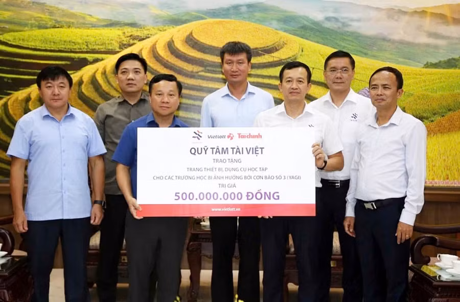 Hội đồng quản lý Quỹ Tâm Tài Việt trao 500 triệu đồng hỗ trợ tỉnh Yên Bái khắc phục khó khăn do hoàn lưu bão số 3. Ảnh: T.N
