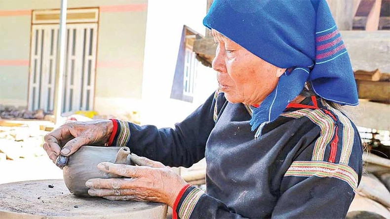 Người M’nông làm thủ công các sản phẩm gốm. Người M’nông làm thủ công các sản phẩm gốm.