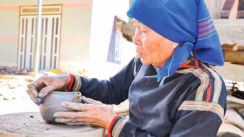 Người M’nông làm thủ công các sản phẩm gốm. Người M’nông làm thủ công các sản phẩm gốm.