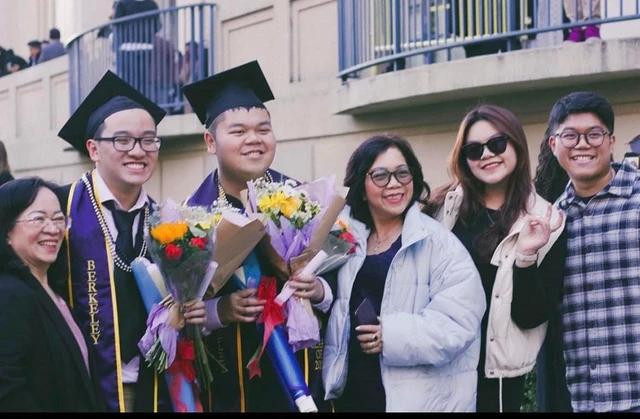 Năm 2023, Tiến (thứ 3 từ trái sang) tốt nghiệp loại giỏi cùng lúc 2 bằng cử nhân kinh tế và khoa học nhận thức tại ĐH California - Berkeley, Mỹ