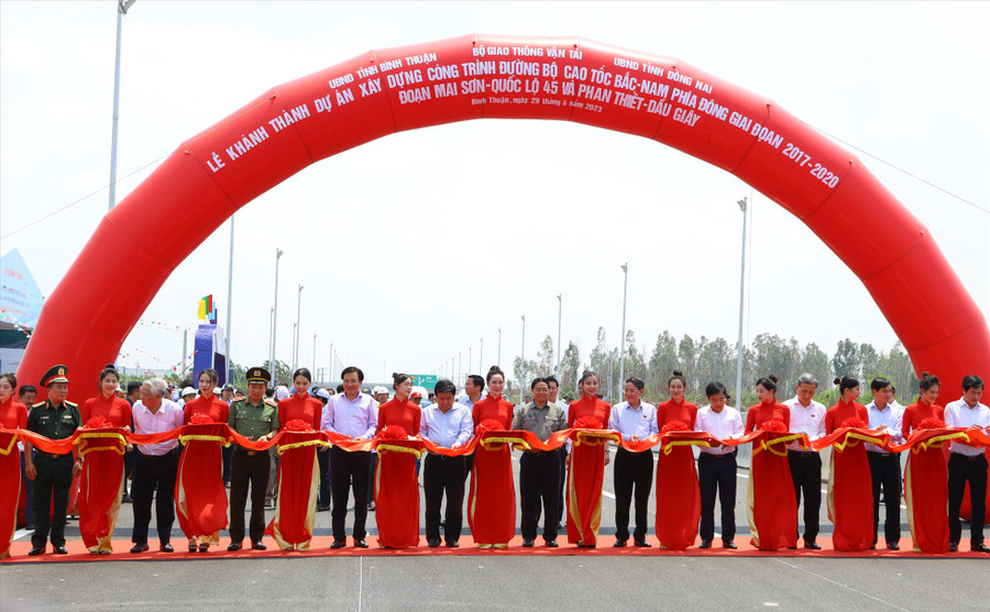 Thủ tướng Phạm Minh Chính cùng lãnh đạo các Bộ, Ngành trung ương và lãnh đạo tỉnh Bình Thuận, Đồng Nai cắt băng khánh thành cao tốc Phan Thiết - Dầu Giây. Ảnh: Duy Tuấn Thủ tướng Phạm Minh Chính cùng lãnh đạo các Bộ, Ngành trung ương và lãnh đạo tỉnh Bình Thuận, Đồng Nai cắt băng khánh thành cao tốc Phan Thiết - Dầu Giây. Ảnh: Duy Tuấn