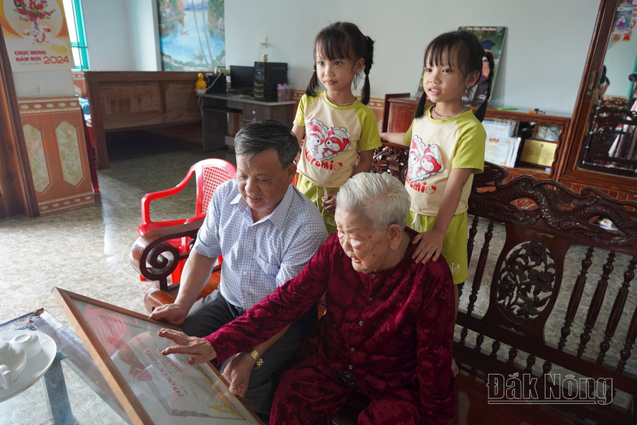 Niềm vui của Mẹ VNAH Nguyễn Thị Ca là quây quần bên con cháu Niềm vui của Mẹ VNAH Nguyễn Thị Ca là quây quần bên con cháu