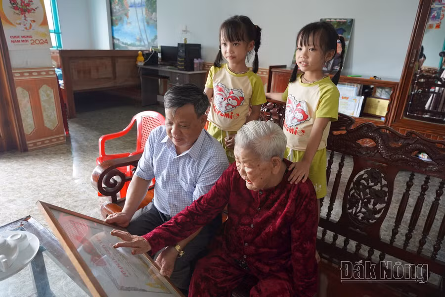 Niềm vui của Mẹ VNAH Nguyễn Thị Ca là quây quần bên con cháu