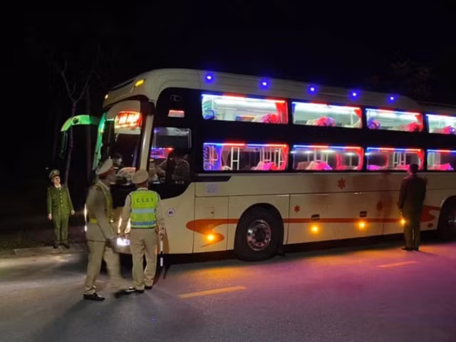 Lực lượng chức năng tiến hành kiểm tra các phương tiện qua lại trên địa bàn (Ảnh Công an Hà Tĩnh)