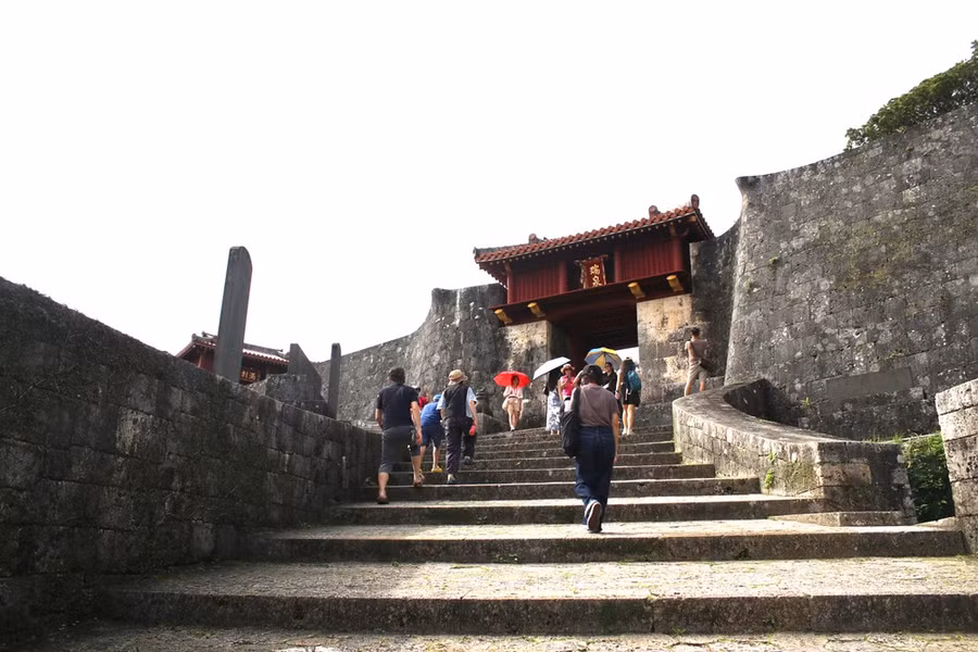 Lối vào khuôn viên lâu đài Shurijo. (Ảnh: Minh Anh/Vietnam+) Lối vào khuôn viên lâu đài Shurijo. (Ảnh: Minh Anh/Vietnam+)