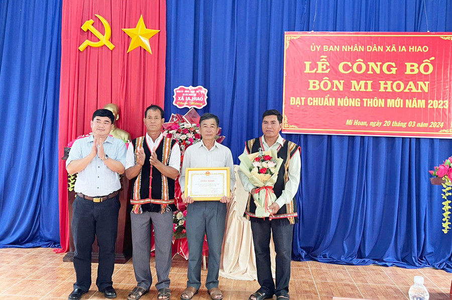 Lễ công bố buôn Mi Hoan (xã Ia Hiao) đạt chuẩn nông thôn mới năm 2023. Ảnh: Vũ Chi Lễ công bố buôn Mi Hoan (xã Ia Hiao) đạt chuẩn nông thôn mới năm 2023. Ảnh: Vũ Chi
