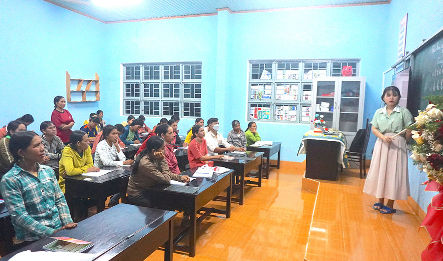 Một tiết học của lớp xóa mù chữ tại xã Ia Din, huyện Đức Cơ. Ảnh: H.D