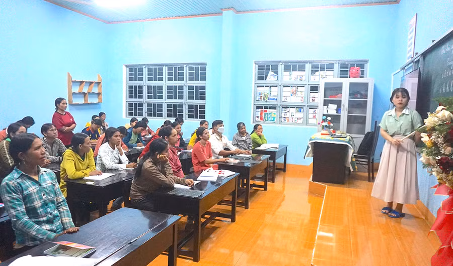 Một tiết học của lớp xóa mù chữ tại xã Ia Din, huyện Đức Cơ. Ảnh: H.D