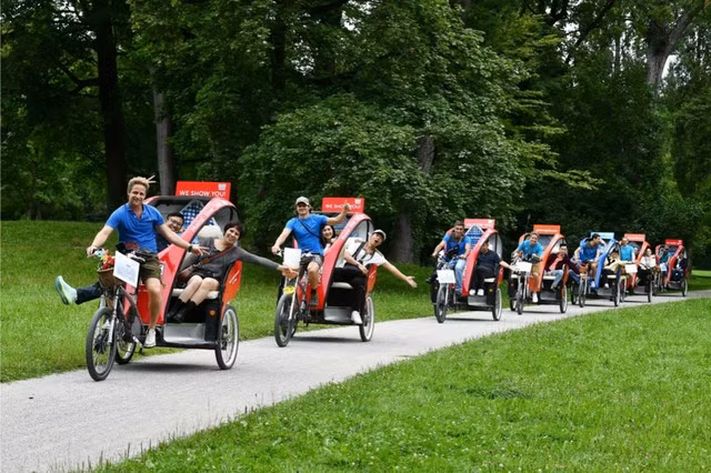 Du khách dạo chơi bằng xe đạp điện trong công viên ở Munich - Đức. Ảnh: HOÀNG HÀ