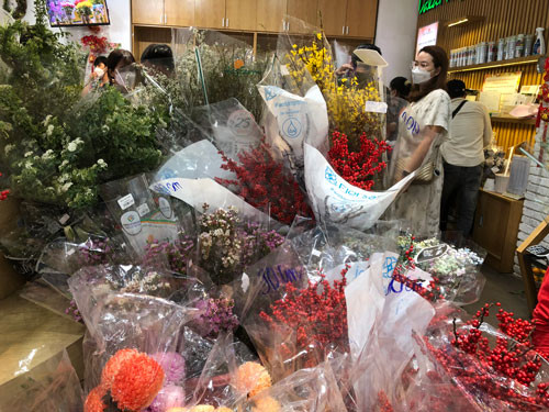 Hoa nhập khẩu dù giá khá cao nhưng vẫn được thị trường ưa chuộng Hoa nhập khẩu dù giá khá cao nhưng vẫn được thị trường ưa chuộng