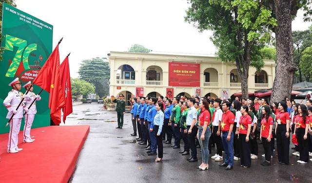 Lễ xuất quân Hành trình “Điện Biên Phủ - Khát vọng non sông” do T.Ư Đoàn, T.Ư Hội Liên hiệp Thanh niên Việt Nam, T.Ư Hội Sinh viên Việt Nam, Hội đồng Đội T.Ư tổ chức sáng qua 24.4, mở đầu cho chuỗi các hoạt động cao điểm của tuổi trẻ hướng tới lễ kỷ niệm 70 năm Chiến thắng Điện Biên Phủ. Ảnh: TTXVN