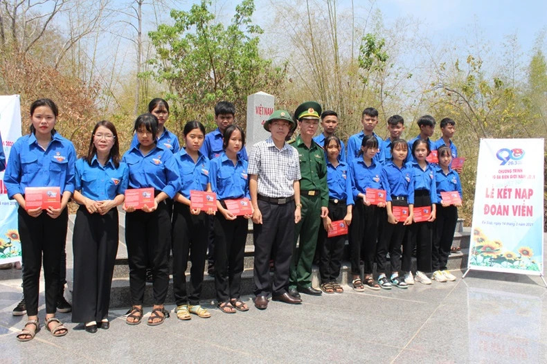 Tham gia thực hiện &quot;Ngày Biên phòng toàn dân&quot;, nhiều thanh niên được kết nạp vào Đoàn ngay cột mốc biên giới quốc gia.