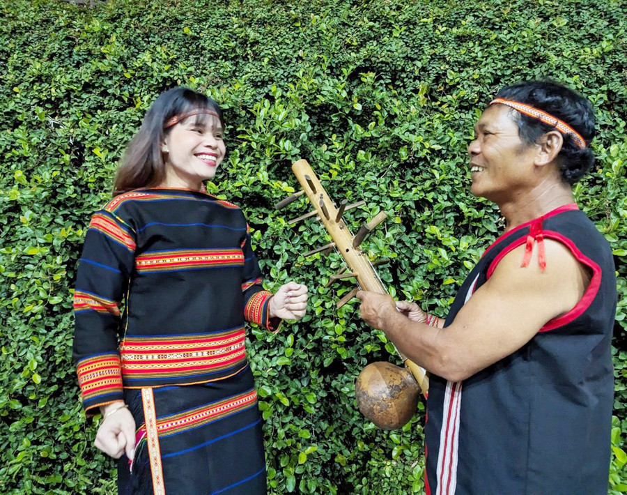 Chị Puih H'wê cùng nghệ nhân Siu Thanh trong chuyến biểu diễn tại Hà Nội (ảnh nhân vật cung cấp). Chị Puih H'wê cùng nghệ nhân Siu Thanh trong chuyến biểu diễn tại Hà Nội (ảnh nhân vật cung cấp).