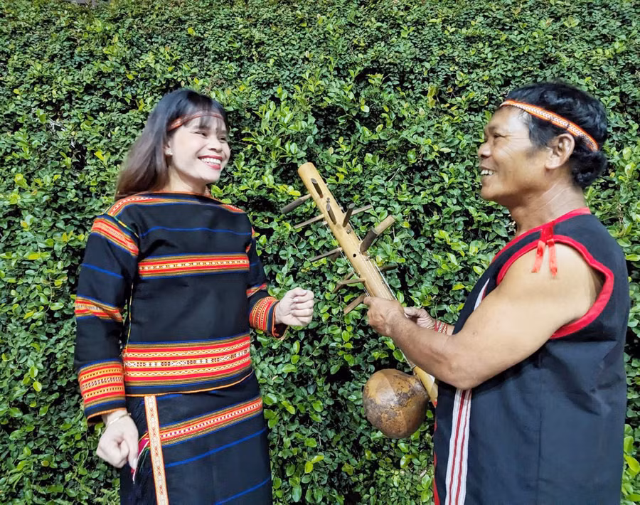 Chị Puih H'wê cùng nghệ nhân Siu Thanh trong chuyến biểu diễn tại Hà Nội (ảnh nhân vật cung cấp).