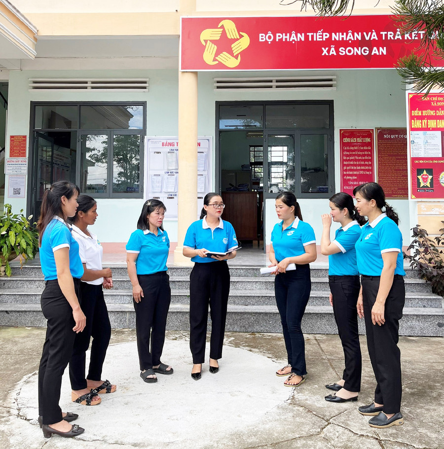 Chủ tịch Hội LHPN xã Đặng Thị Hiếu (giữa) trao đổi với các chi hội trưởng chi hội phụ nữ thôn, làng về những nội dung cần thông tin, tuyên truyền đến hội viên. Ảnh: H.P Chủ tịch Hội LHPN xã Đặng Thị Hiếu (giữa) trao đổi với các chi hội trưởng chi hội phụ nữ thôn, làng về những nội dung cần thông tin, tuyên truyền đến hội viên. Ảnh: H.P
