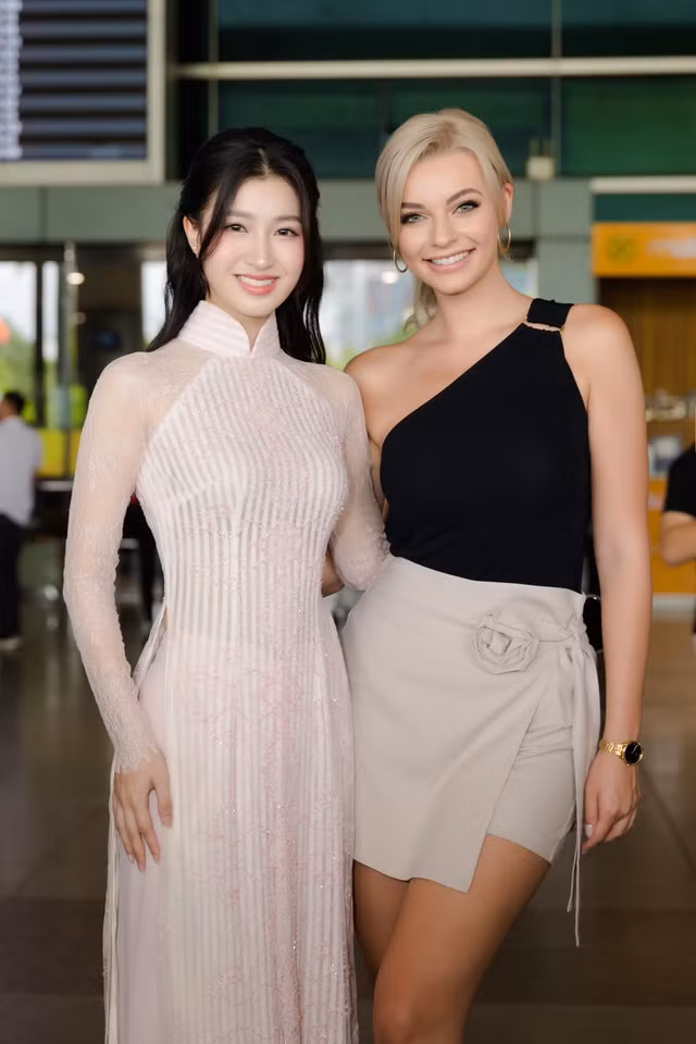 Á hậu 2 Miss World Vietnam 2022 Phương Nhi và Miss World Karolina Bielawska. Ảnh: S.V