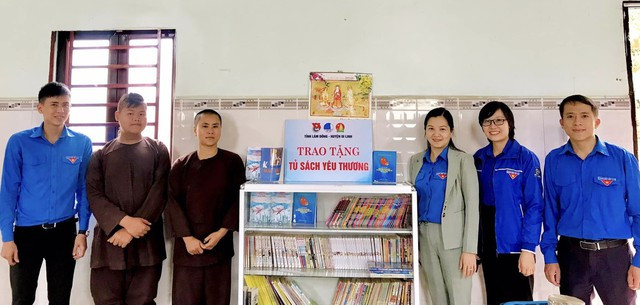 Tặng 1 tủ sách yêu thương cho các em thiếu nhi tại cơ sở bảo trợ xã hội Diệu Thắng. Ảnh: TỈNH ĐOÀN LÂM ĐỒNG Tặng 1 tủ sách yêu thương cho các em thiếu nhi tại cơ sở bảo trợ xã hội Diệu Thắng. Ảnh: TỈNH ĐOÀN LÂM ĐỒNG