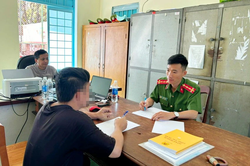 Anh H được giải cứu về nước, trình bày lại sự việc với cơ quan công an. Ảnh: CACC.