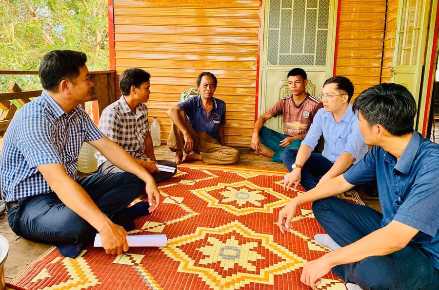 Đoàn công tác của Sở Xây dựng tìm hiểu thực tế tại một số gia đình được hỗ trợ xây dựng nhà ở trên địa bàn huyện Kông Chro. Ảnh: H.T