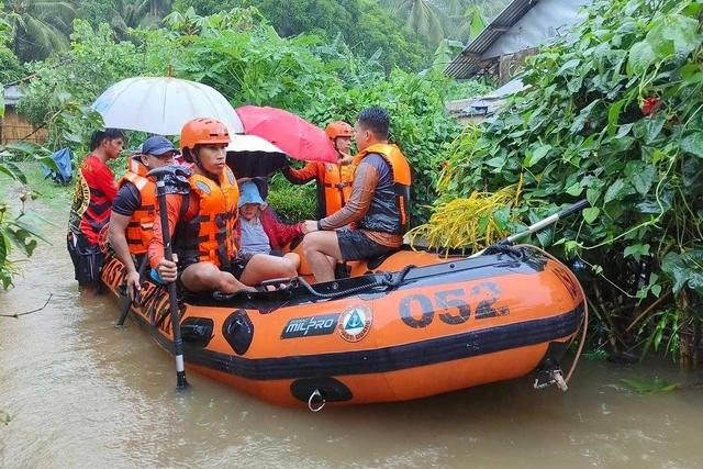 Lực lượng cứu hộ Philippines hoạt động tại thành phố Allen ngày 1.9. ẢNH: AFP