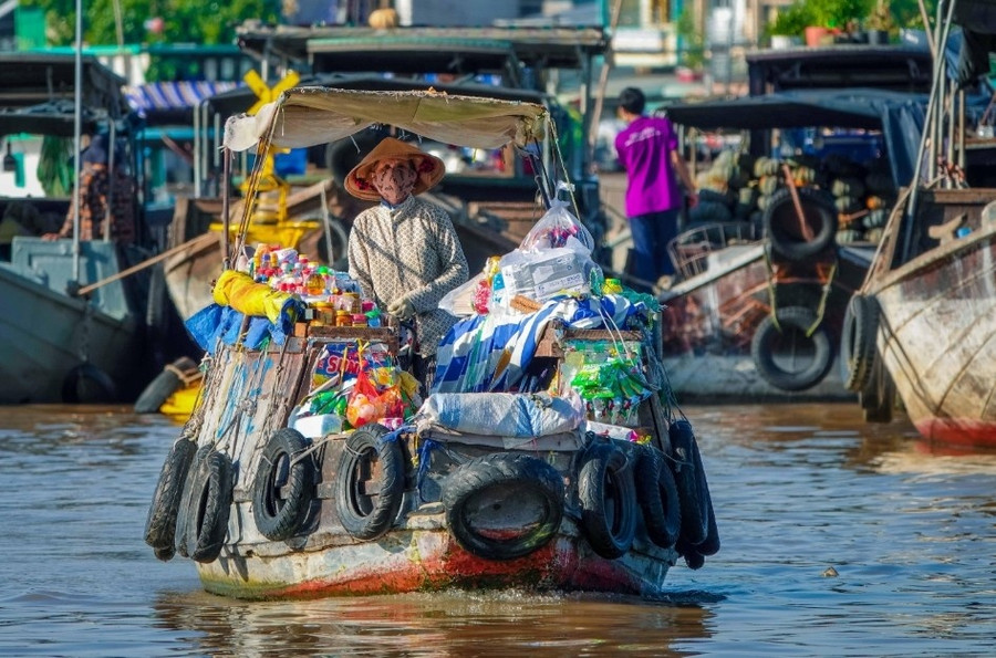 Chiếc thuyền bán hàng trên chợ nổi Cái Răng, điểm đến không thể bỏ qua khi về miền Tây. Ảnh: Duy Tân Chiếc thuyền bán hàng trên chợ nổi Cái Răng, điểm đến không thể bỏ qua khi về miền Tây. Ảnh: Duy Tân