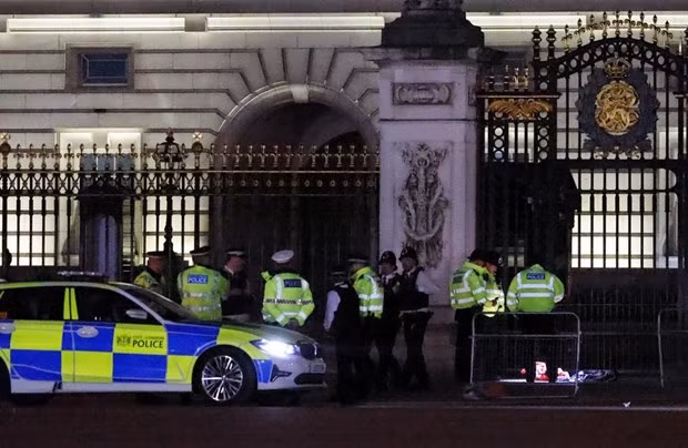 Cảnh sát bảo vệ bên ngoài Cung điện Buckingham. (Nguồn: Getty Images)