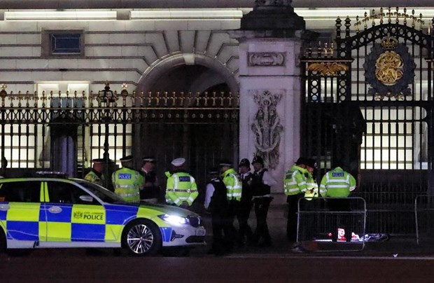 Cảnh sát bảo vệ bên ngoài Cung điện Buckingham. (Nguồn: Getty Images) Cảnh sát bảo vệ bên ngoài Cung điện Buckingham. (Nguồn: Getty Images)
