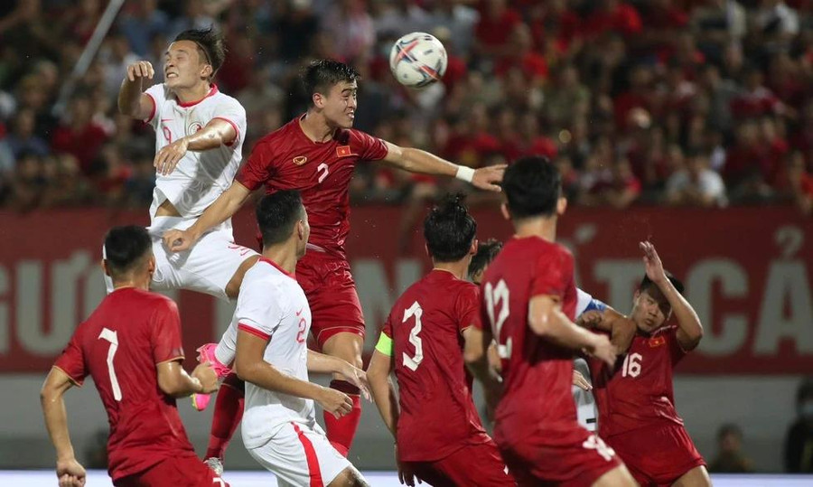 Đội tuyển VN (áo đỏ) bước sang trang mới. Đội tuyển VN (áo đỏ) bước sang trang mới.