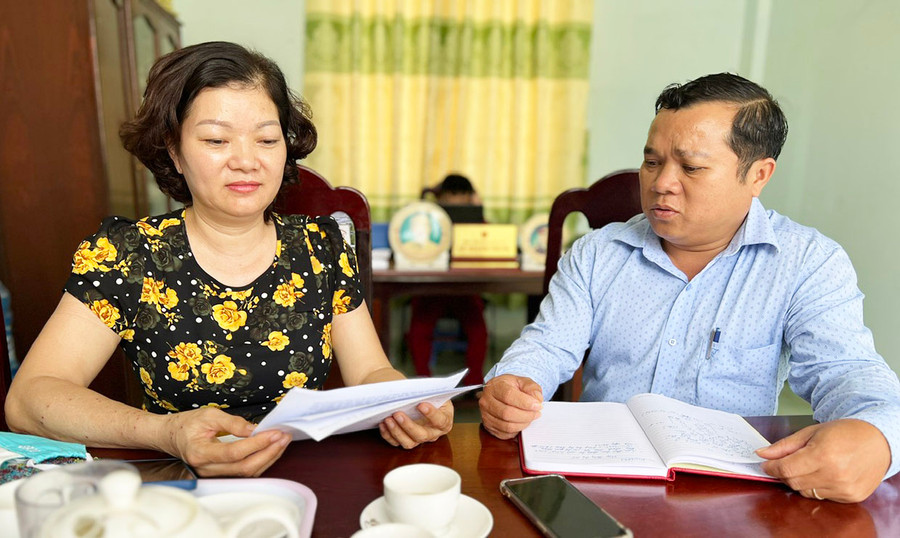 Ông Lê Thành Trung-Phó Chủ tịch UBND xã Ia Le trao đổi chính sách tuyên truyền với cán bộ tuyển dụng về đưa lao động đi làm việc ở nước ngoài theo hợp đồng. Ảnh: Đ.Y Ông Lê Thành Trung-Phó Chủ tịch UBND xã Ia Le trao đổi chính sách tuyên truyền với cán bộ tuyển dụng về đưa lao động đi làm việc ở nước ngoài theo hợp đồng. Ảnh: Đ.Y