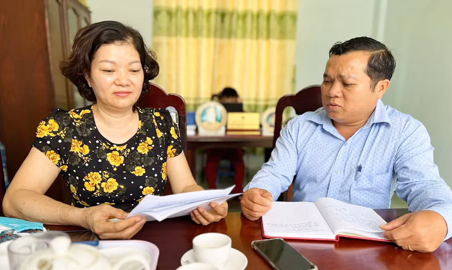 Ông Lê Thành Trung-Phó Chủ tịch UBND xã Ia Le trao đổi chính sách tuyên truyền với cán bộ tuyển dụng về đưa lao động đi làm việc ở nước ngoài theo hợp đồng. Ảnh: Đ.Y Ông Lê Thành Trung-Phó Chủ tịch UBND xã Ia Le trao đổi chính sách tuyên truyền với cán bộ tuyển dụng về đưa lao động đi làm việc ở nước ngoài theo hợp đồng. Ảnh: Đ.Y